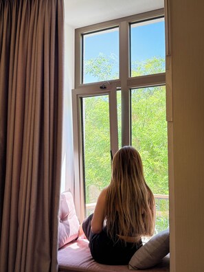 Deluxe Room, 1 King Bed, City View | Minibar, in-room safe, desk, laptop workspace - Theatrum Hotel Baku (Baku)