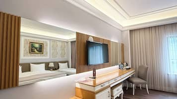 Superior-rum - 1 kingsize-säng | Minibar, värdeförvaringsskåp på rummet och skrivbord