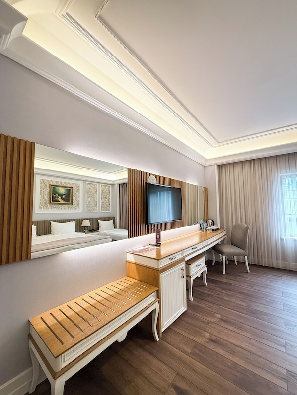 Superior Room, 1 King Bed | Minibar, in-room safe, desk, laptop workspace - Theatrum Hotel Baku (Baku)