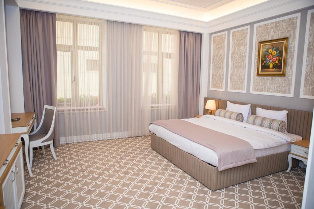 deluxe room, 1 king bed, city view | 1 bedroom, minibar, in-room safe, desk