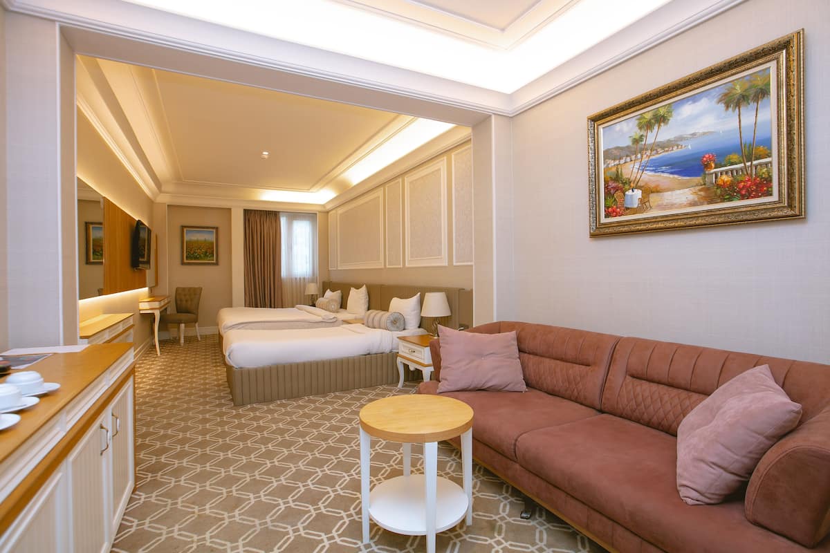 Junior suite, 1 kingsize bed | 1 slaapkamer, een minibar, een kluis op de kamer, een bureau