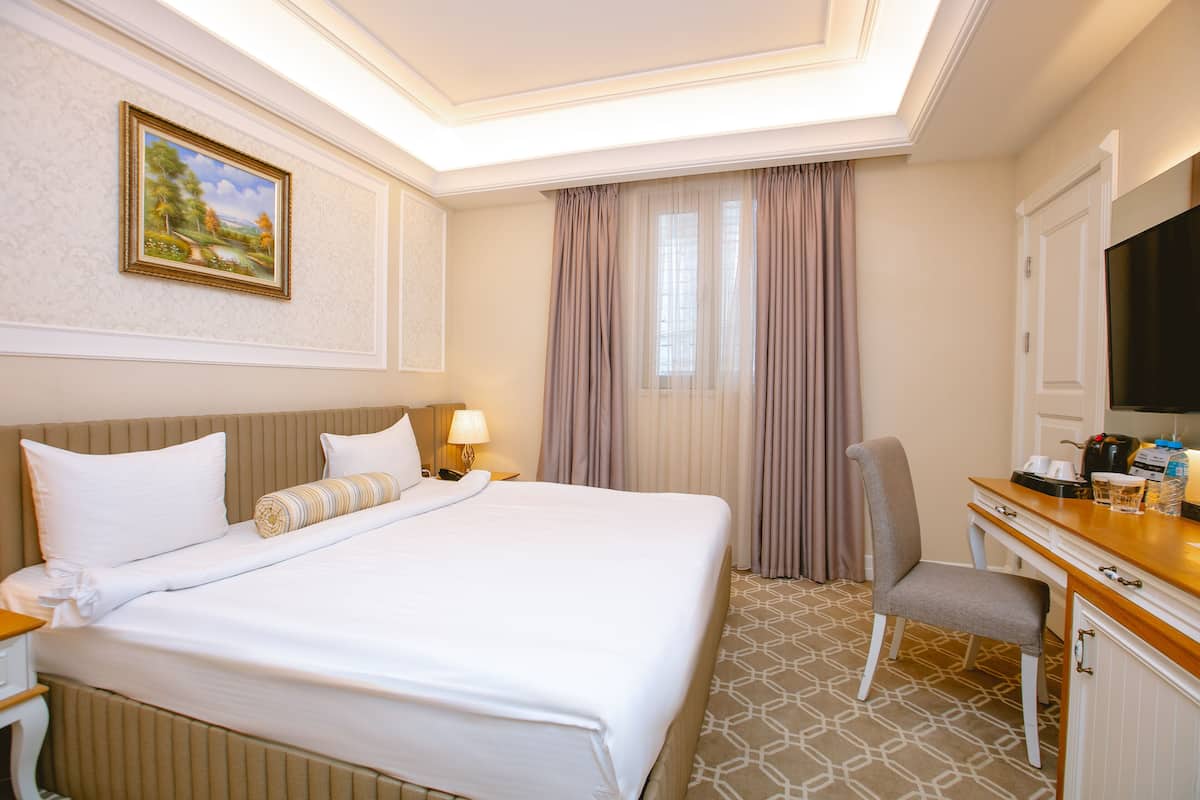 Superior kamer, 1 kingsize bed | 1 slaapkamer, een minibar, een kluis op de kamer, een bureau
