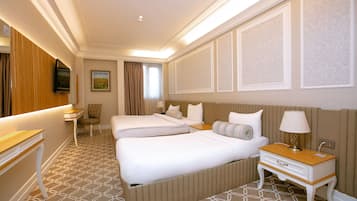 Junior Suite, 1 King Bed | 1 bedroom, minibar, in-room safe, desk