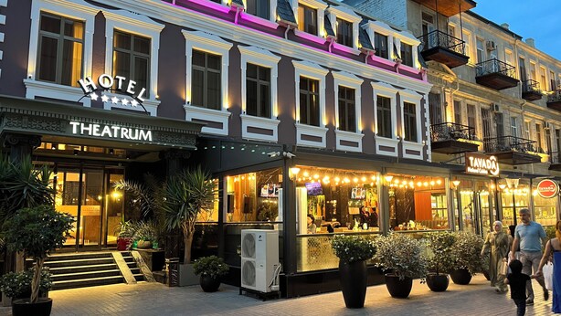 A hotel with a theater and a restaurant on the ground floor. - Theatrum Hotel Baku (Baku)