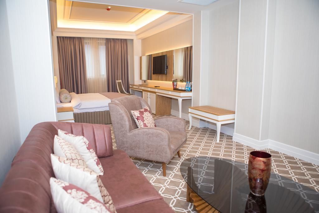 junior suite, 1 king bed | 1 bedroom, minibar, in-room safe, desk