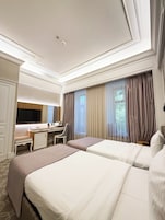 Deluxe Twin kamer | Een minibar, een kluis op de kamer, een bureau, een laptopwerkplek