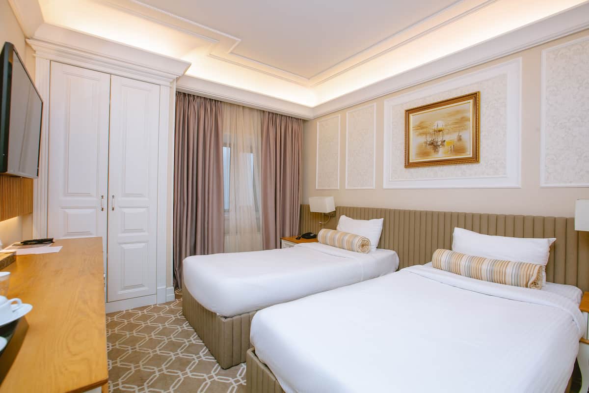 Superior Twin kamer | 1 slaapkamer, een minibar, een kluis op de kamer, een bureau