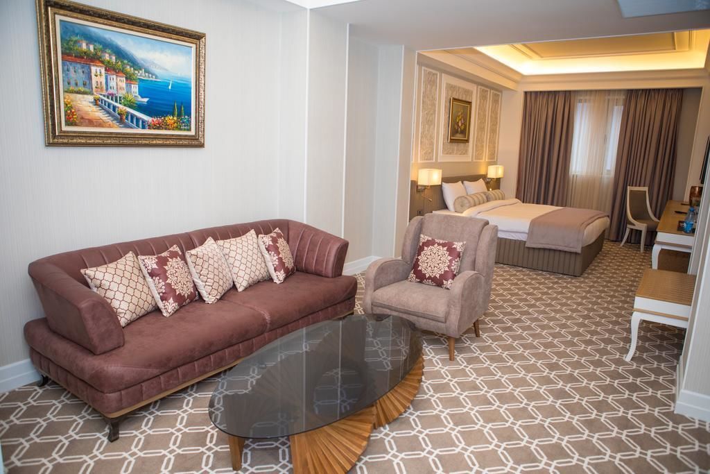junior suite, 1 king bed | 1 bedroom, minibar, in-room safe, desk