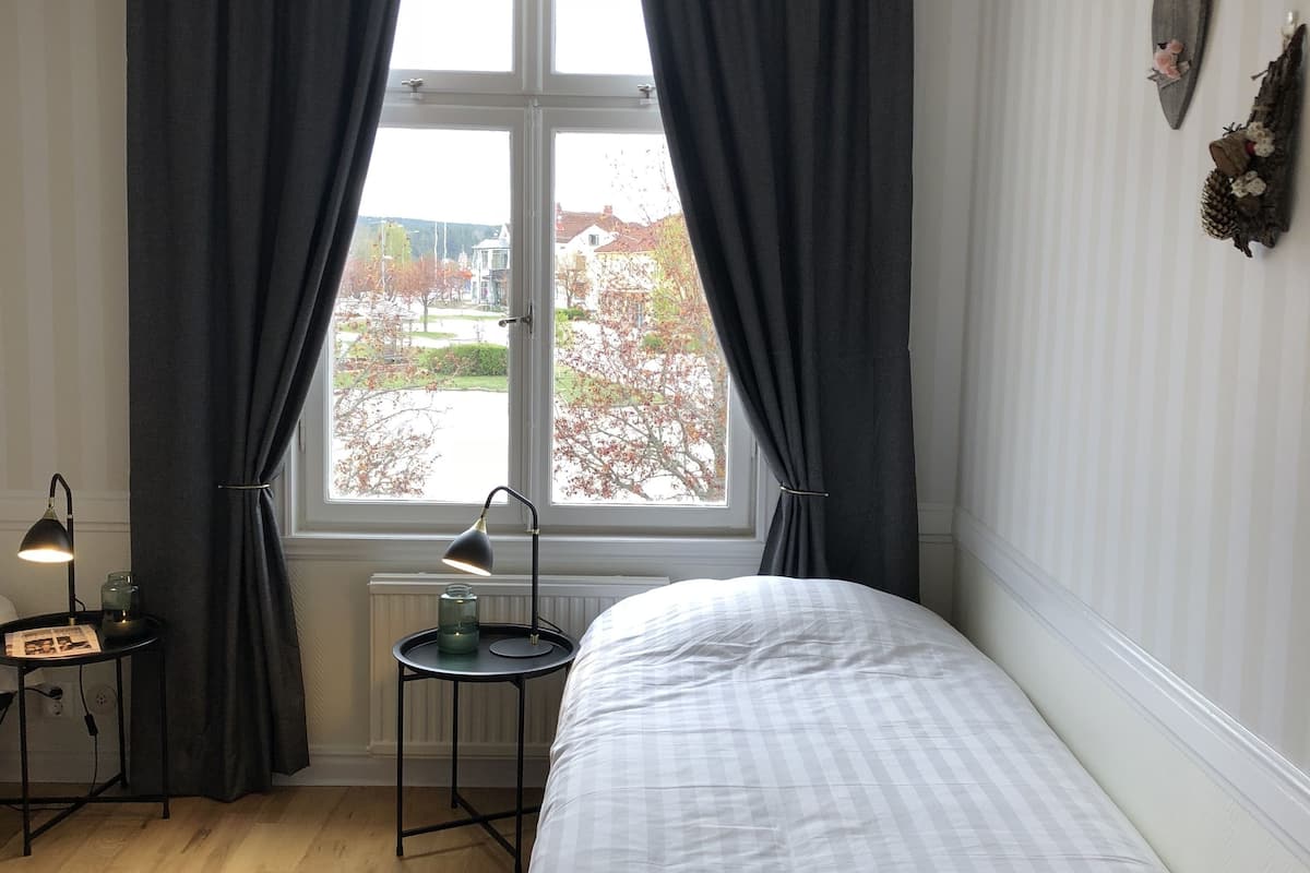 Sistema de insonorización, cunas gratuitas, wifi gratis y ropa de cama