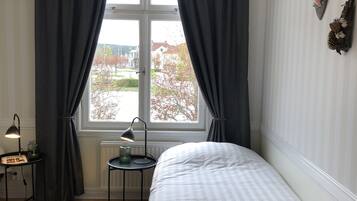 Quartos à prova de som, berços grátis, Wi-Fi de cortesia, roupa de cama