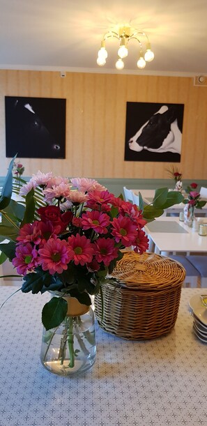 Free daily buffet breakfast - Ydre Bed & Breakfast (Österbymo)