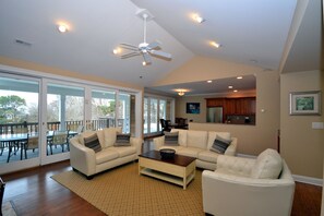 40-inch flat-screen TV with cable channels, Smart TV, fireplace - Villa Skylar (Southampton)