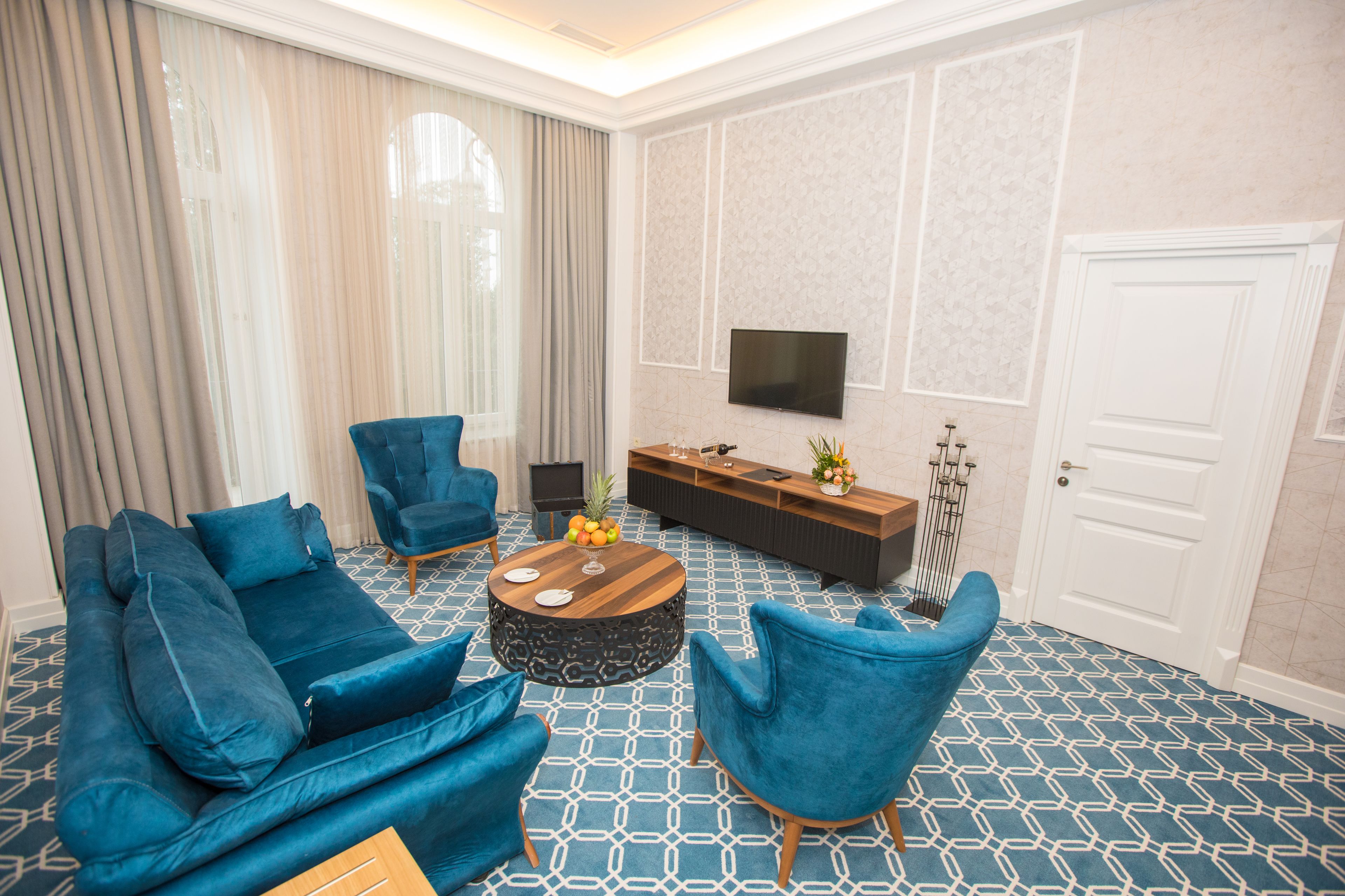 executive suite, 1 king bed | living area | flat-screen tv
