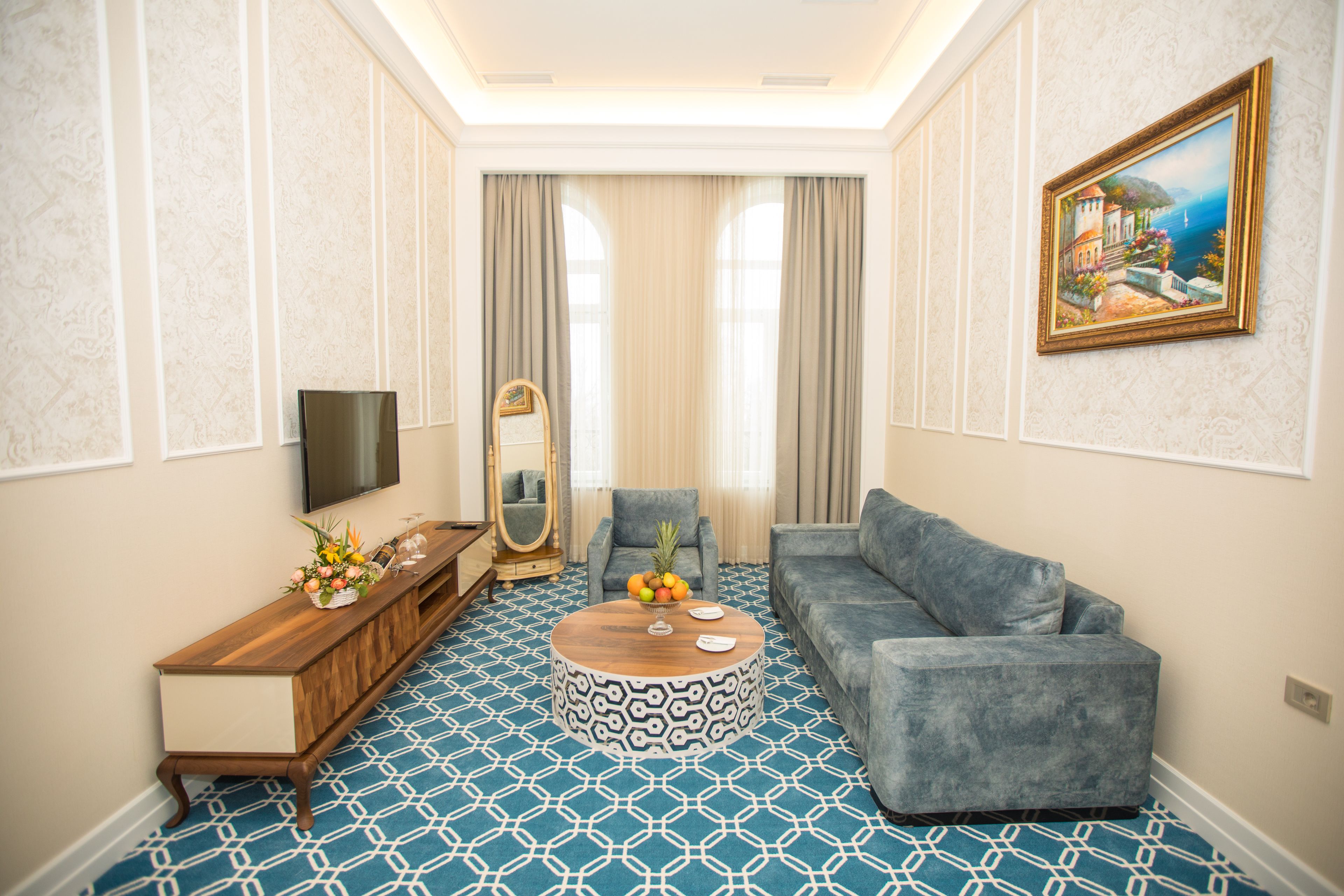 executive suite, 1 king bed | living area | flat-screen tv