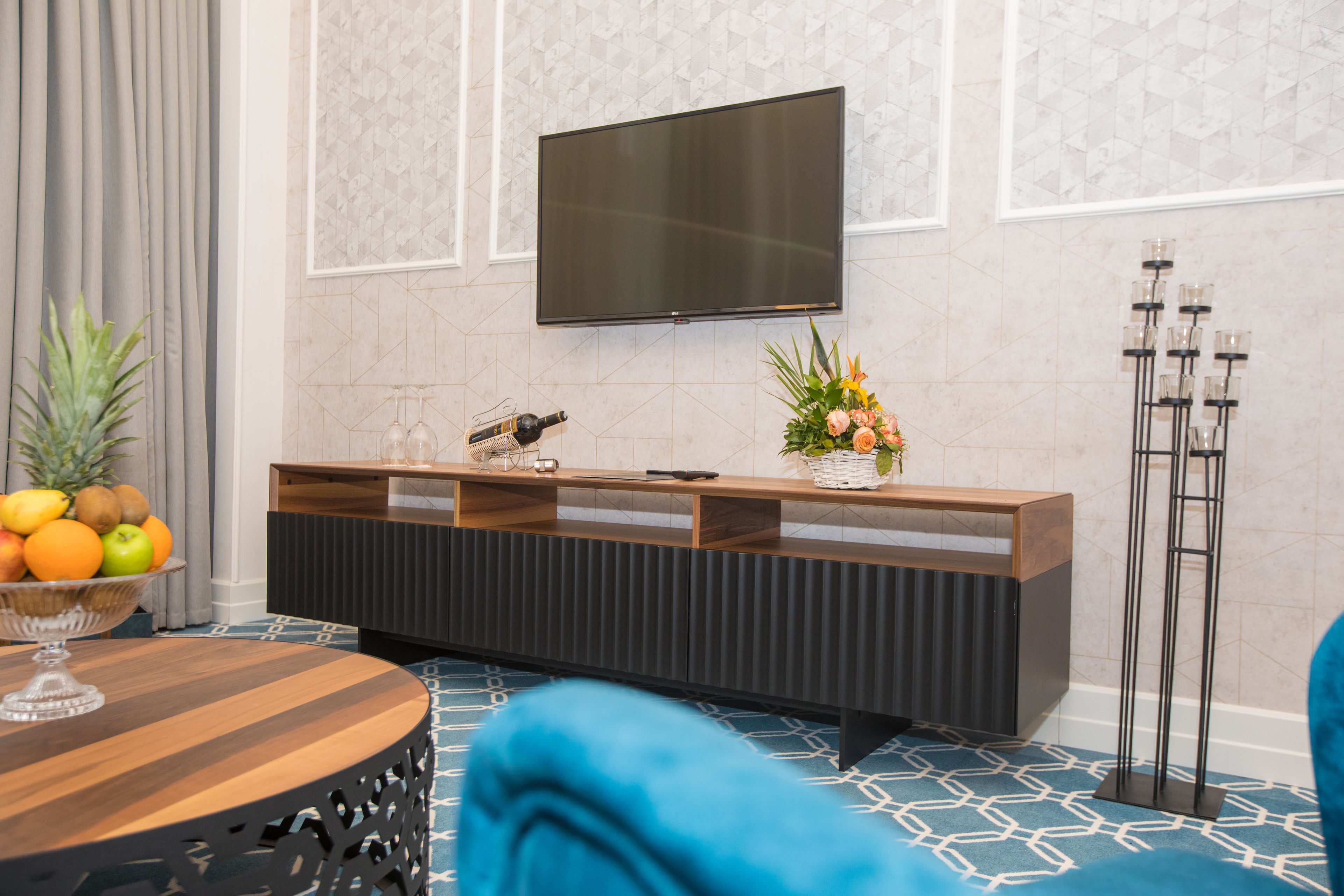 executive suite, 1 king bed | living area | flat-screen tv