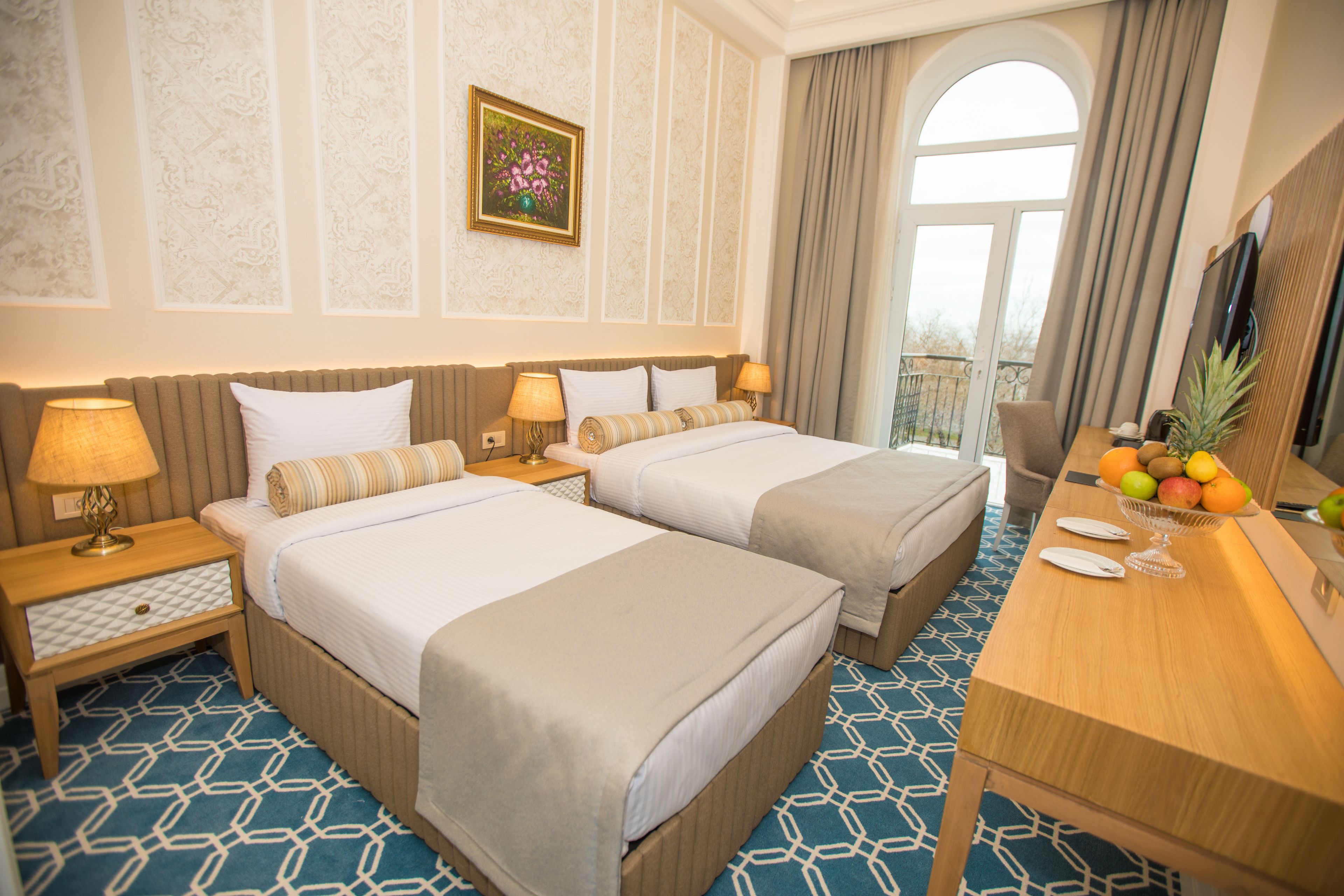 deluxe room, 1 king bed | 1 bedroom, in-room safe, desk, laptop workspace