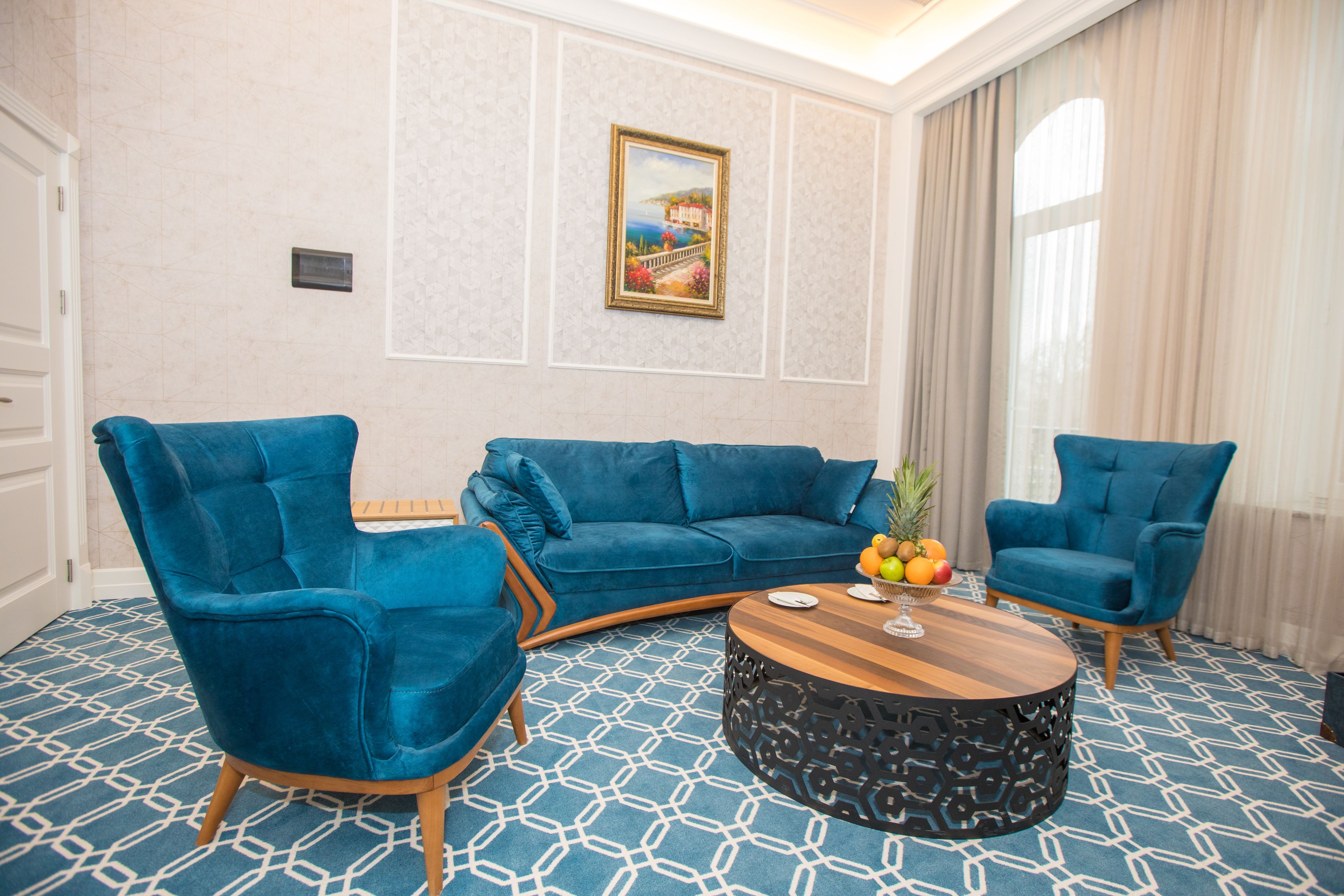 executive suite, 1 king bed | living area | flat-screen tv