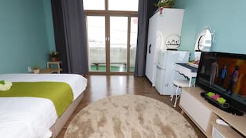 1 bedroom, blackout drapes, free WiFi, bed sheets