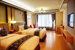 Deluxe Twin Room | Minibar, in-room safe, desk, blackout drapes
