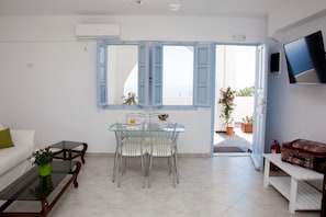 Superior Patio, Sea View | Living area - Luna Rossa (Santorini)