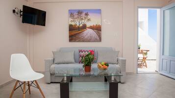 Superior-Apartment, 2 Schlafzimmer, Whirlpool, Meerblick | Wohnbereich | Flachbildfernseher