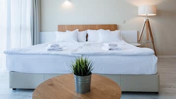 Deluxe Double or Twin Room, Sea View | Living area