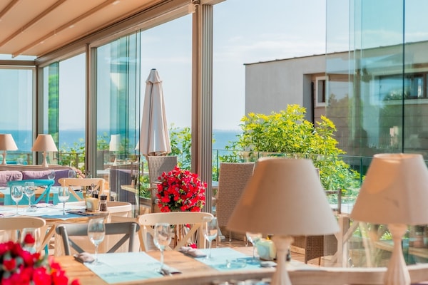 Se sirven comidas y cenas; con vista a la alberca