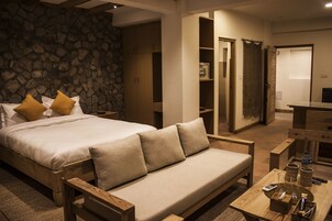 Luxury Apartment, 1 Queen Bed, Kitchen, Mountain View | 1 bedroom, premium bedding, memory foam beds, in-room safe