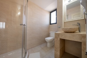 Habitación doble Deluxe, 1 cama Queen size | Baño | Tina profunda, amenidades de baño gratuitas, secadora de cabello