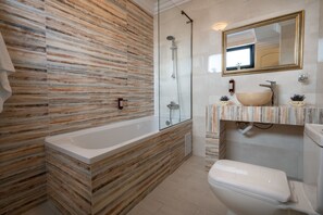 Deluxe-Doppelzimmer, 1 Queen-Bett | Badezimmer | Komfortbadewanne, kostenlose Toilettenartikel, Haartrockner, Handtücher