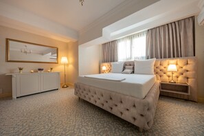 Deluxe-Doppelzimmer, 1 Queen-Bett | Minibar, Schreibtisch, kostenloses WLAN, Bettwäsche