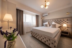 Habitación doble Deluxe, 1 cama Queen size | Minibar, escritorio, wifi gratis y ropa de cama