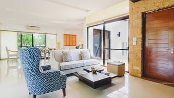 4 Bedroom Grand Pool Villa | Sala de estar | Una televisión de pantalla plana