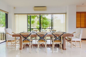 4 Bedroom Grand Pool Villa | Servicio de comidas en la habitación