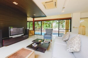 4 Bedroom Grand Pool Villa | Sala de estar | Una televisión de pantalla plana