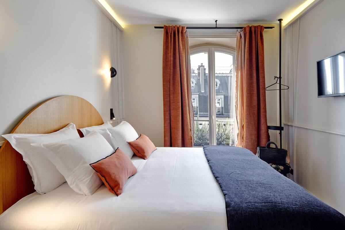 Standard Double Room | In-room safe, desk, blackout drapes, soundproofing