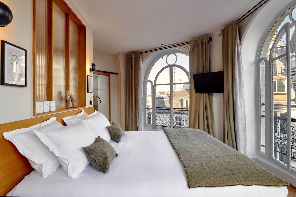 Deluxe Double Room | In-room safe, desk, blackout drapes, soundproofing