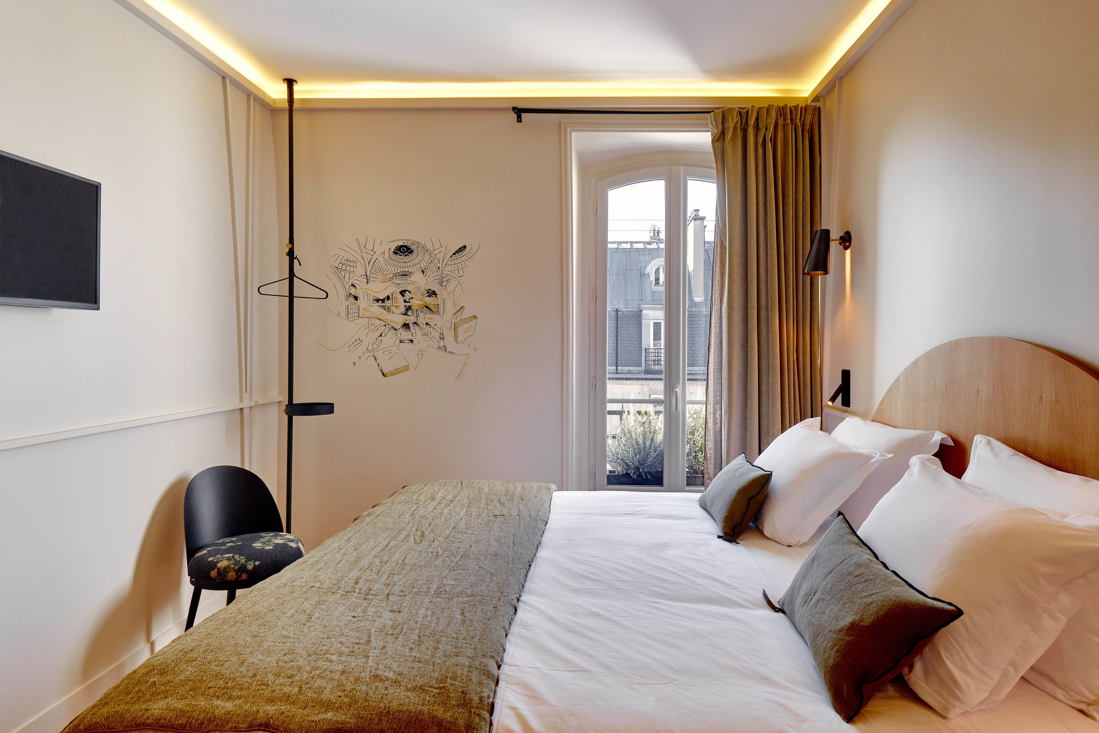 standard double room | in-room safe, individually decorated, individually furnished, desk