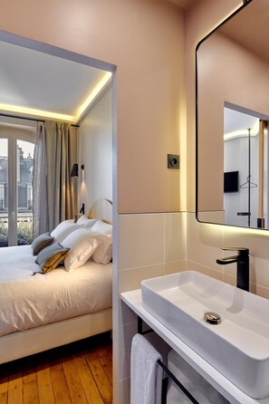 In-room safe, individually decorated, individually furnished, desk - Tinah Paris - Reaumur Montorgueil (Paris)