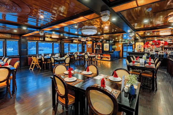 2 restaurants; breakfast, lunch, dinner and brunch served