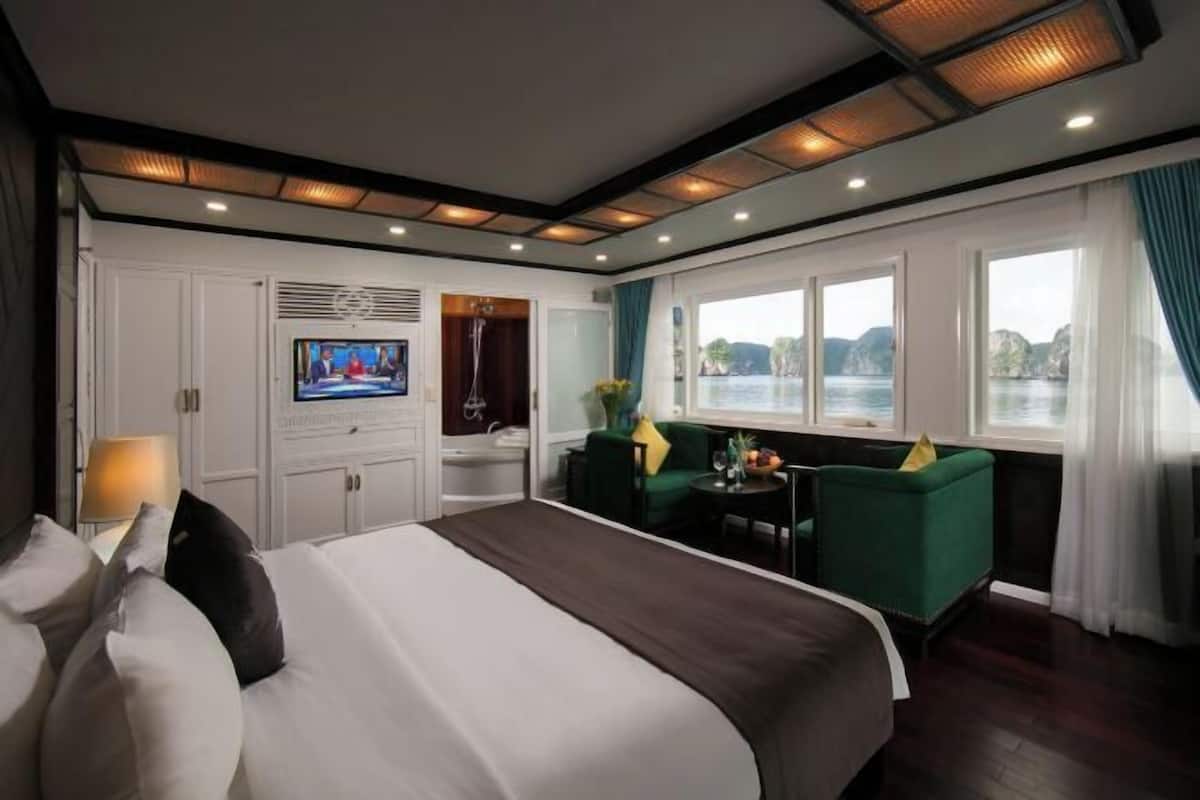 In-room safe, desk, free WiFi