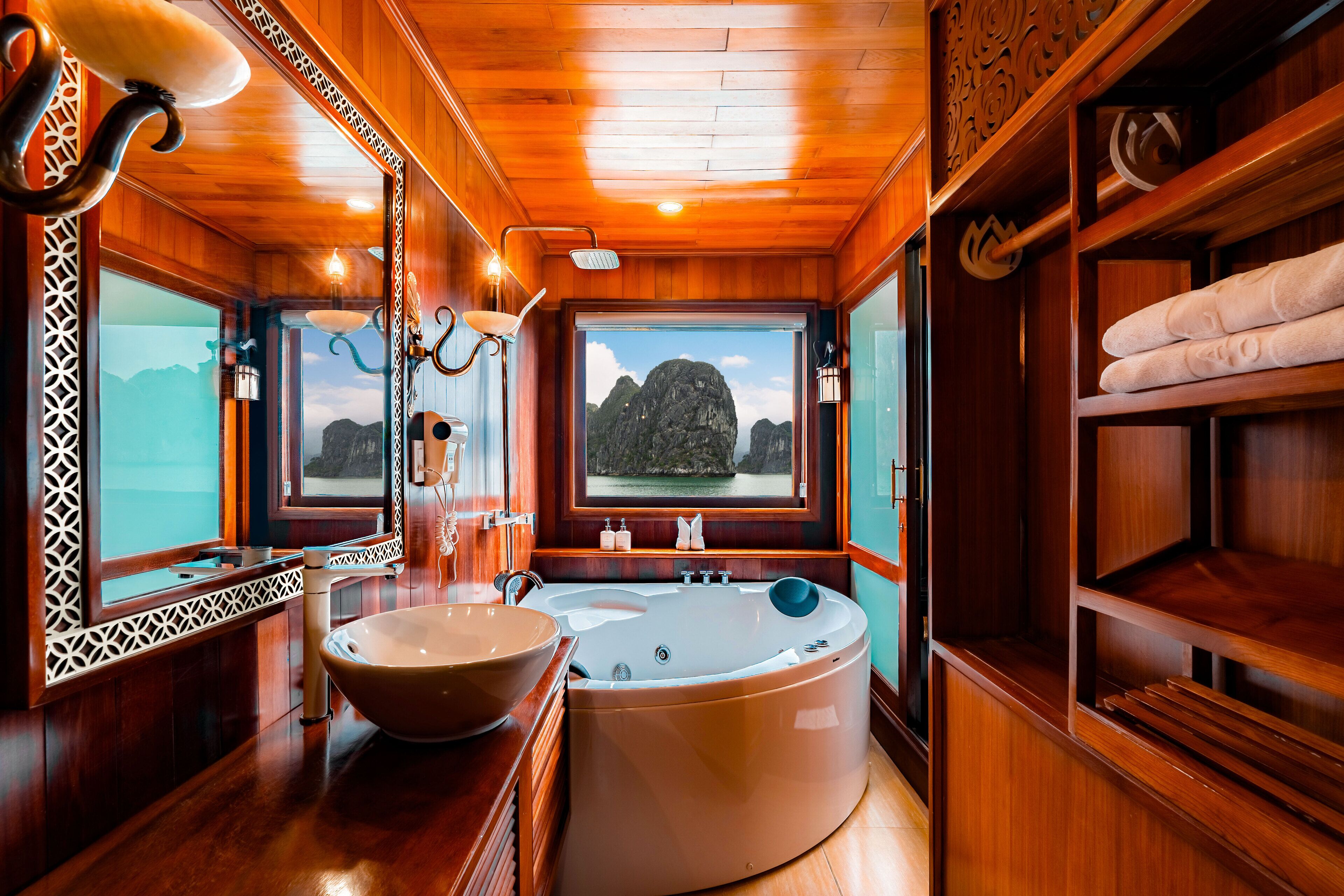 Separat badekar og dusj, boblebad og toalettartikler (inkludert)