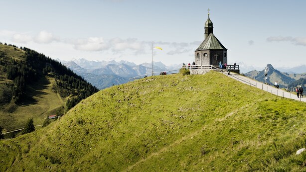 A small church on a hill with a clear view of mountains in the background. - Berghotel Altes Wallberghaus (Rottach-Egern)
