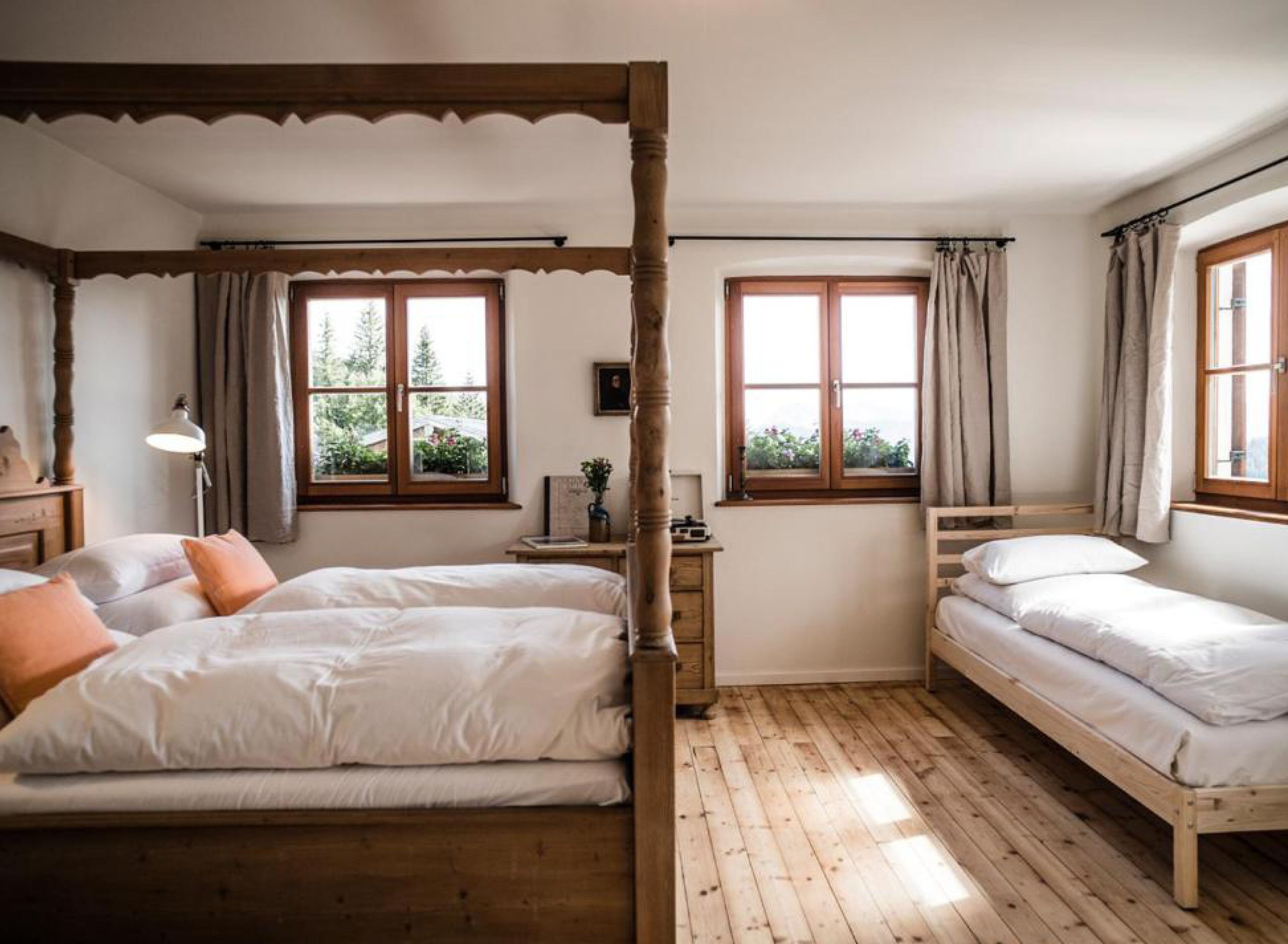 Decoración personalizada, muebles diferentes y ropa de cama 