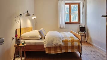 1 bedroom, individually decorated, individually furnished, bed sheets