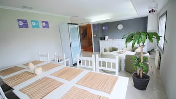 Se sirven desayunos, comidas, cenas y cocina local e internacional