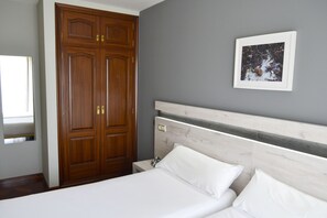 Economy Twin Room | 1 bedroom, desk, blackout curtains, soundproofing - Alda Puerta Coruña (A Coruña)