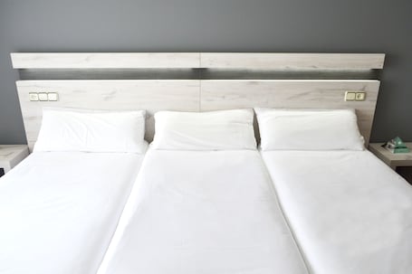 Quarto triplo | 1 quarto, escrivaninha, cortinas blackout, quartos à prova de som