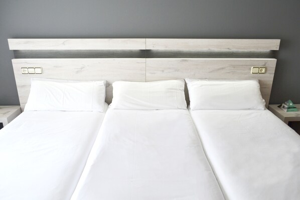 Driepersoonskamer | 1 slaapkamer, een bureau, verduisterende gordijnen, geluiddichte muren