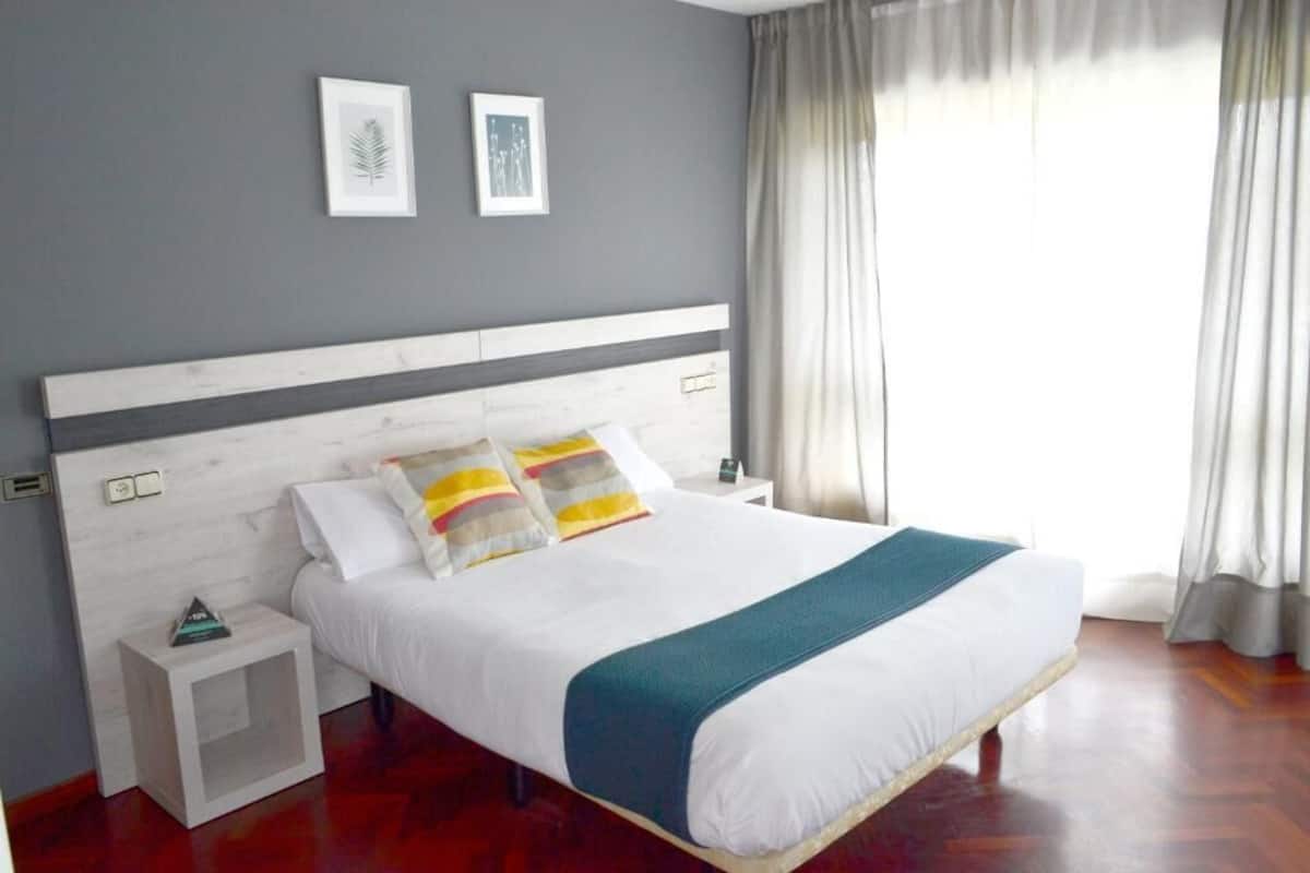 1 habitación, escritorio, cortinas blackout y sistema de insonorización